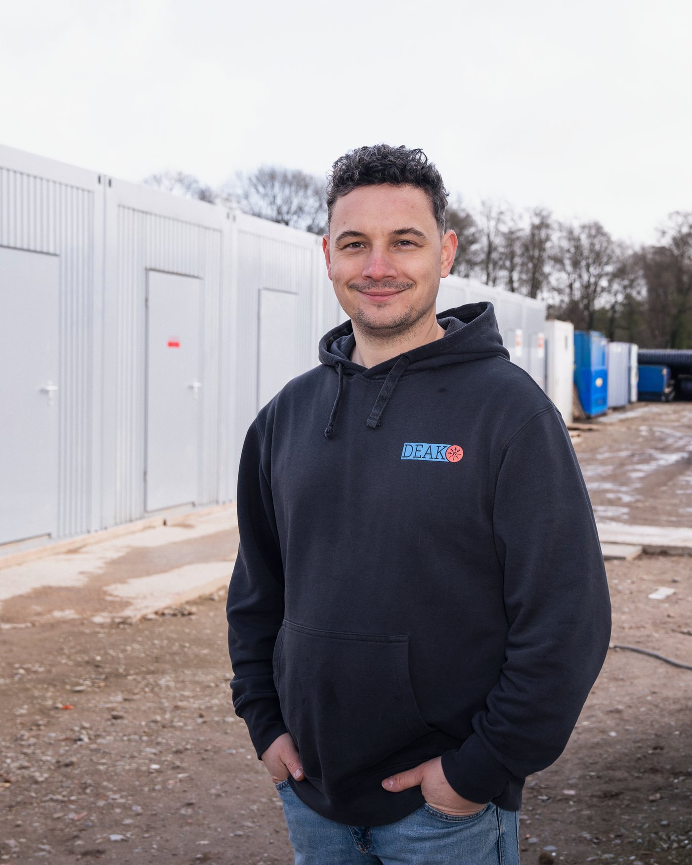 Sebastian Deak vor den Baucontainern einer Baustelle.